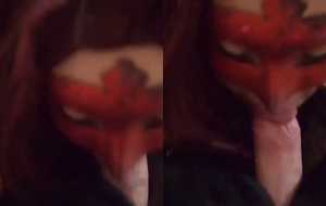 Ruiva fogosa engolindo o pau até o talo com roupa sensual enquanto o marido grava