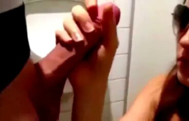 Ruiva safada de óculos mamando gostoso e levando esporrada na cara