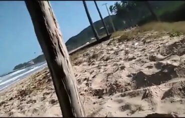 Safada de biquíni chupando com tesão na praia deserta e gozando no celular