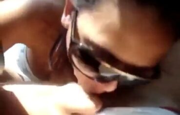 Safada de boca de veludo chupando gostoso no carro com o namorado filmando