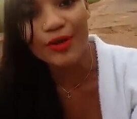 Safada do protesto tirando a roupa e mostrando a buceta molhada