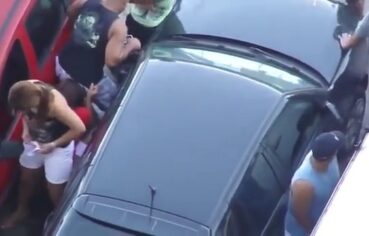 Safadas do carnaval mostrando as bundas enquanto mijam ao lado do carro