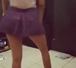 Safadinha de colegial rebolando sem calcinha e esfregando a buceta no pau do amante