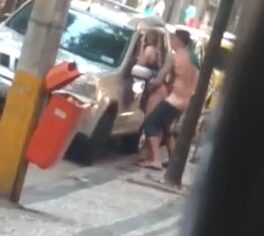 Safadinha flagrada metendo no meio da rua após festinha em Copacabana