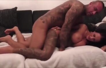 Stella tatuada de peitões siliconados fudendo em várias posições até levar gozada na cara