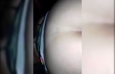 Suellen chupando gostoso no carro enquanto o namorado dirige na rodovia