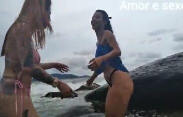 Suruba insana com três gostosas na praia