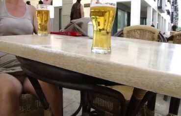Tarada gostosa pagando calcinha no bar enquanto o marido grava o vídeo