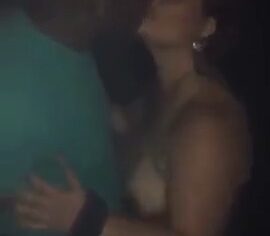 Tarada safada chupando piroca enorme do negão na festa enquanto corninho filma