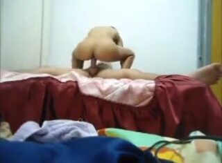 Taradão gravando escondido uma morena rabuda sentando forte na cama