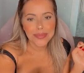 Tatá Marin mostrando os peitos enquanto fuma na cama