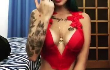 Tati zaqui exibindo o corpo perfeito de sutiã no instagram
