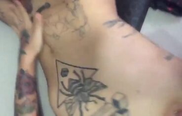 Tatuada safada com piercing no peito exibindo corpo e buceta molhada