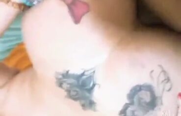 Tatuada safada empina o cu branco e abre a bundinha pra meter forte