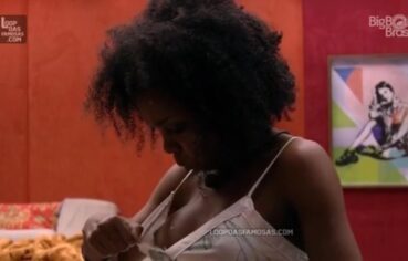 Thelma Assis safada pagando peitinho e provocando a câmera com blusa puxada