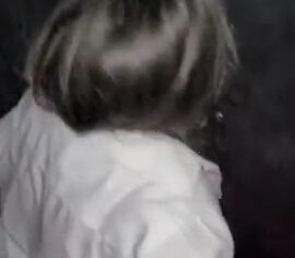 Vadia casada chupando dois machos no banheiro da festa até engolir toda porra