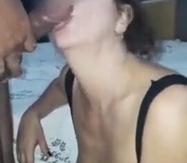 Valéria esposa devassa ganhando leitinho do amante com o corno filmando