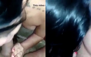 Vanessa moreninha ninfeta deliciosa chupando a rola e as bolas até receber leite na boca