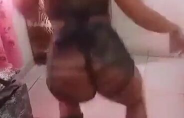 Vivi Dantas exibindo o corpão na webcam e provocando com gemidos altos