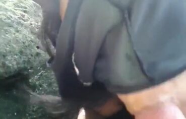 Amadora de boquinha de veludo dando um boquete delicioso na praia deserta