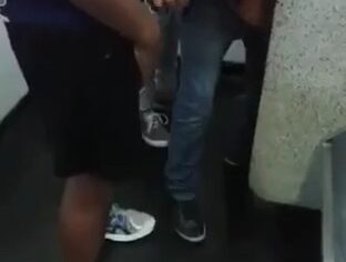 Amadora Ousada Dando um Boquete Surpresa No Banheiro do Shopping