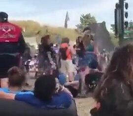 Amadora safada levantando a saia e sentando na cara de dois amigos em uma rave