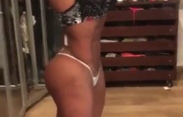 Amanda fitness exibindo a marquinha e quase mostrando a xota no espelho
