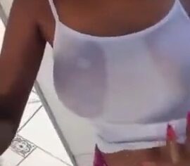Ana Carolina mulata cavala molhando a camisa branca e mostrando os peitões no banho