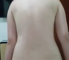 Branquinha rabuda rebolando forte no pau e sentando até gozar