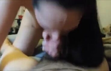 Bruna Kiera chupando com vontade e lambuzando a rola do parceiro