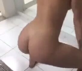 Carioca gostosa rebolando peladinha no motel enquanto o parceiro grava