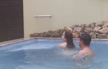Carol ninfeta safada quicando no pau duro do namorado na piscina