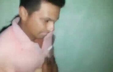 Casada gostosa traindo o corno com o amigo no sofá até gozar gostoso