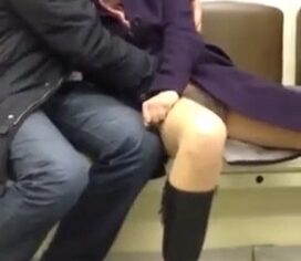 Casada safada quase sendo comida no metrô pelo marido corno