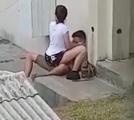 Casal safado transando gostoso no beco e gemendo alto