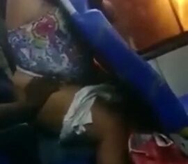 Casal safado transando no ônibus em movimento e gemendo alto