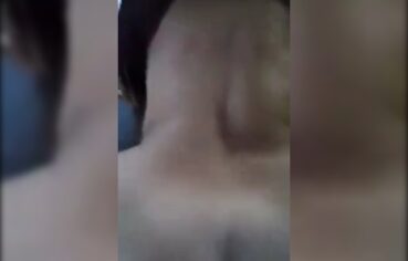 Cíntia amadora dando o rabo no caminhão e gemendo alto até gozar
