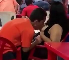 Coroa safada chupando teta murcha no meio do forró enquanto é filmada