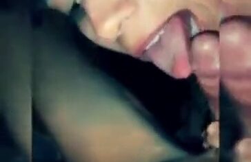 Cris Ninfeta Morena Delícia Chupando com Tesão o Pau do Namorado até Gozar na Boca