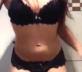 Diana tesuda exibindo os peitões e rebolando no banheiro para o ficante