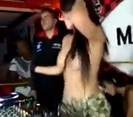 Djadinha safada mostrando os peitos e rebolando no palco da festa