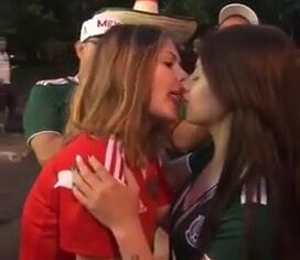 Duas mexicanas gostosas se pegando gostoso antes do jogo e gemendo alto