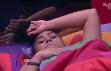 Elana Desfila no Edredom com Gabriela para Apertar os Peitões e Solta um Grito de Surpresa