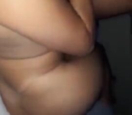 Elen esporrinha gostosa mamando e cuspindo no pau do amante enquanto corno filma