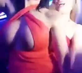 Elisa Sanches Beijando Amiga e Mostrando os Seios na Boate