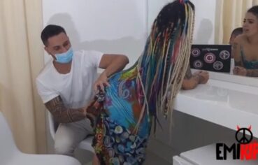 Emi Rippi preocupada com o vírus foi até o médico e retribuiu com uma foda quente