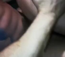 Esposa peituda mamando o amigo e fodendo na rua do lado do carro do corno