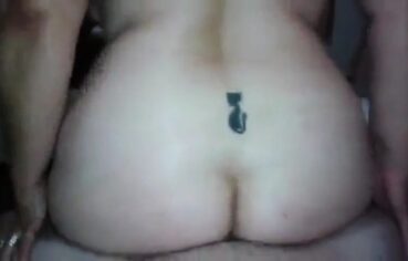 Esposa safada quicando com o cu na rola grossa do parceiro até gemer alto