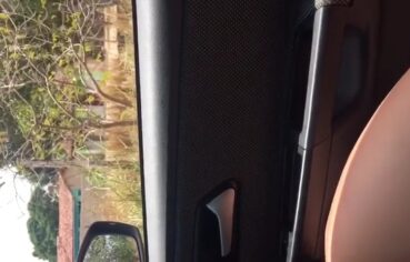Esposa safada sendo comida no carro em plena avenida com buceta molhada