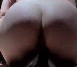 Esposa safada sentando com força e massageando o cuzinho enquanto geme